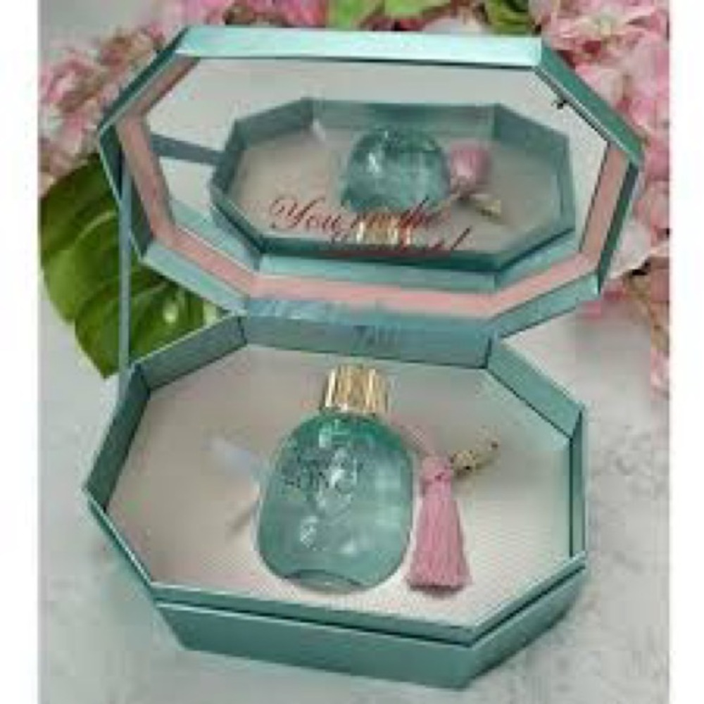 Bath & Body Works Sweetest Song Eau de Parfum
New! Perfume & Music Box